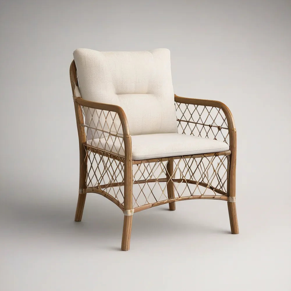 Rattanlænestol med armlæn og cremehvide hynder, 72 x 75 x 85 cm